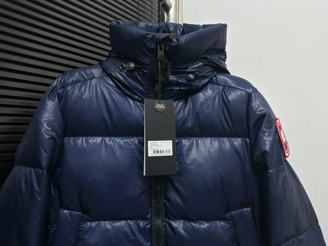 P780 [𝘾𝘼𝙉𝘼𝘿𝘼 𝙂𝙊𝙊𝙎𝙀] Canada Goose's limited new Crofton puff down jacket, top version, ceiling level Crofton soft loaf, 2024 latest style, cold protection effect up to level 4, using recycled Feather-Light tear-resistant fabric, ultra-light, no weight on the upper body at all! The unique black label highlights your temperament‼ ️ Canada Goose, a Canadian brand, has always been recognized as the warmest down jacket. Various Instagram celebrities, Internet celebrities, and celebrities often wear it for street photos. I make Canada Goose every year, but I still can't get rid of my love for it. No matter how cold the days are, there is no need to be afraid, because there is! Filled with 90% white duck down, it is the legendary warmest down jacket and is known as a must-have for Arctic outdoor sports! The most popular down jacket in the world, celebrities are rushing to buy it, it is a must-have!  Size: S~XXL